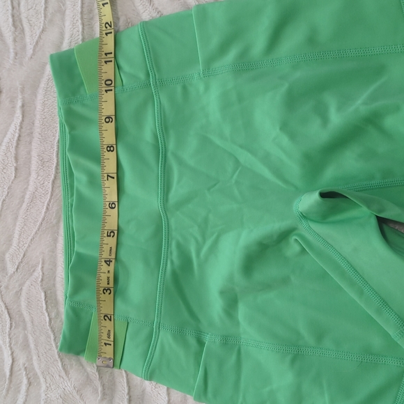 Fabletics Highwaisted Motion 365 Pocket Shorr - Picture 8 of 10